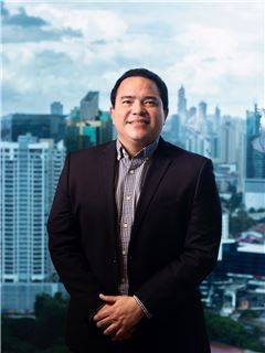 Associate - Humberto Urroz -  RE/MAX LIFE