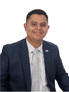 Makelaar - Carlos Lopez - RE/MAX CAPITAL