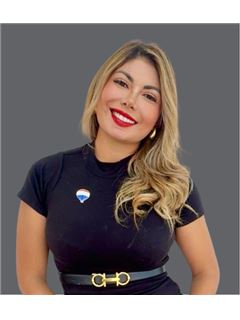 Agent - Priscila Arias - RE/MAX INNOVA
