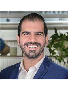 営業 - Carlos Alvarez - RE/MAX CENTRAL