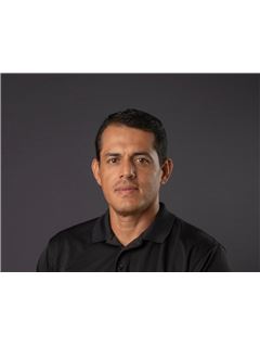 Makelaar - Dennis Lara - RE/MAX BESPOKE OCEAN