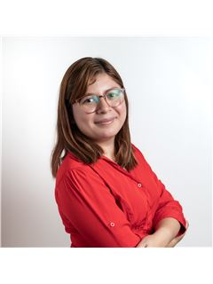 Associate - Yessenia Escobar - RE/MAX LEGACY
