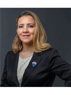 Associate - Monica  Palomares - RE/MAX CENTRAL