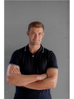 Associate - Ethan Glaze - RE/MAX SYNERGY