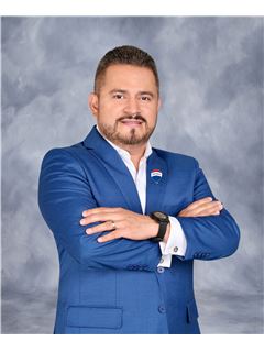 Associate - Douglas Reyes - RE/MAX ORBIS INMOBILIARIA