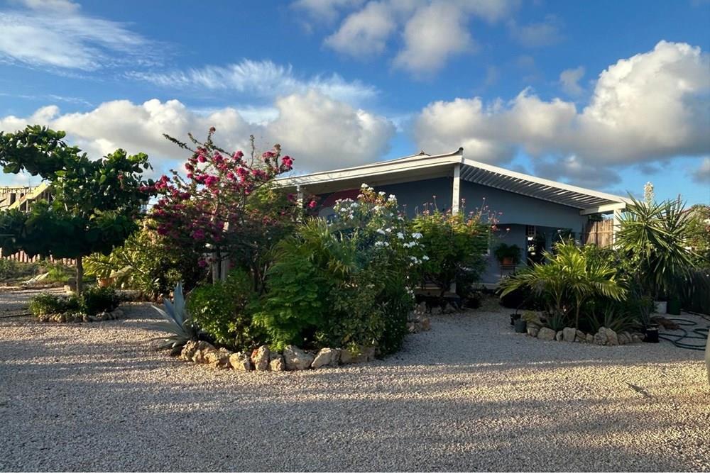 Kaya Aruaco 32 – Charmante 2SL Woning met Tropische Tuin & Groot Perceel in Nawati