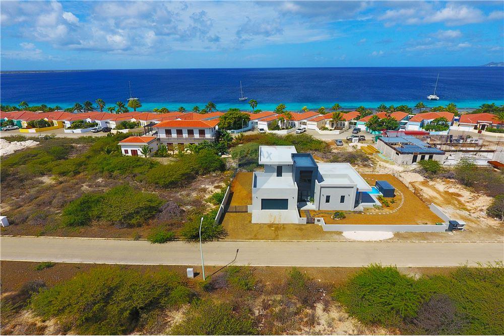 Modern Villa close to the Ocean