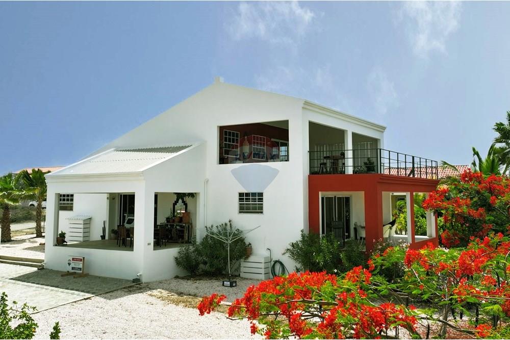 Spacious Villa with Apartment and Ocean Views