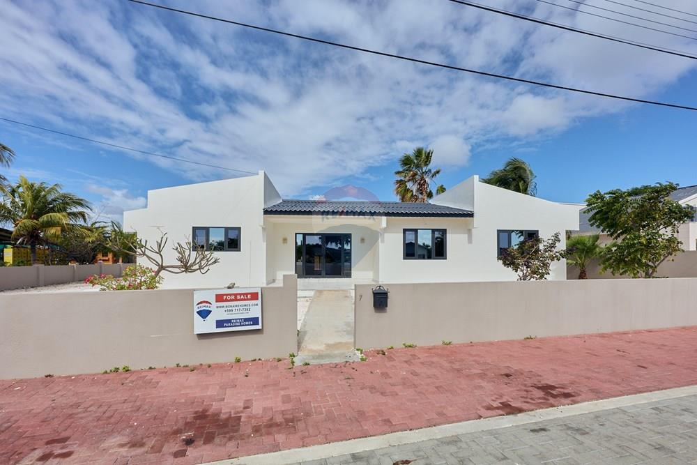 Large Home in Desirable Neighborhood!