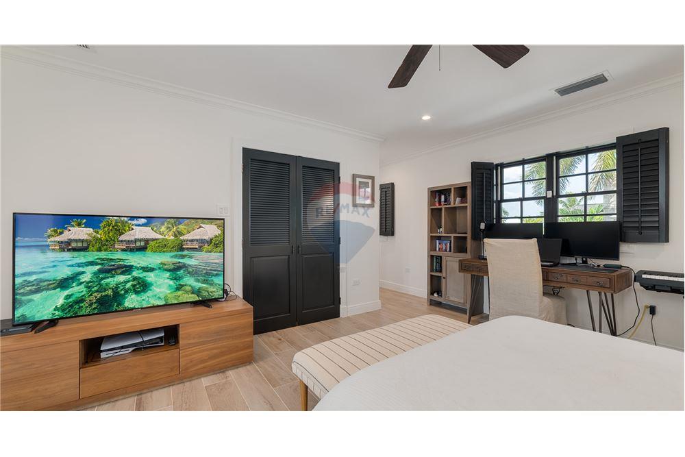 Villa - For Sale - W Bay Bch South, Seven Mile, Cayman Islands - 26 - 90146001-234