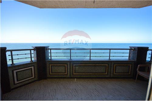 For sale, a distinctive apartment, 335 square meters, Camp Shizar, directly on the sea