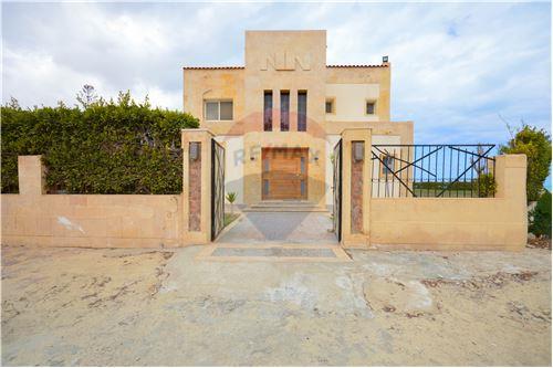 For sale, a 500-square-meter villa, first row on the sea, Marina Five (Lisan Al-Wuzara)