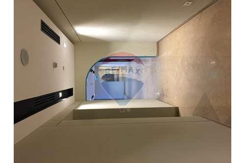 Large Admin Space With Private Entrance In Park St