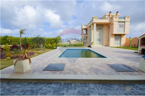 -For lovers of tranquility, a villa for sale in Burj Al Arab, area 2600 square meters