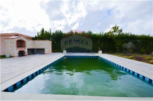 -For lovers of tranquility, a villa for sale in Burj Al Arab, area 2600 square meters