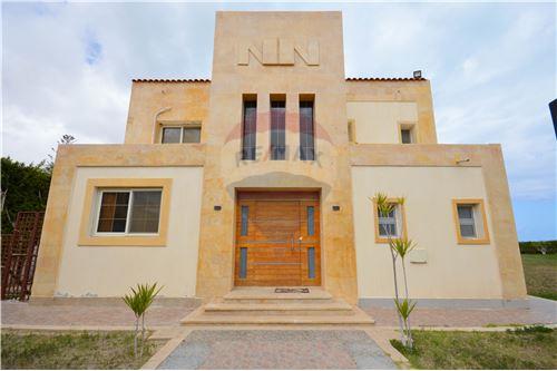 For sale, a 500-square-meter villa, first row on the sea, Marina Five (Lisan Al-Wuzara)