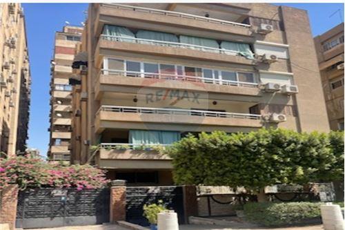 For sale in Madinet Nasr Very prime location 