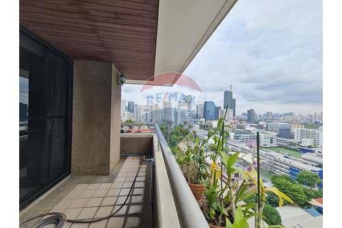 2+1 Bedroom Condo in Asoke - Pet-Friendly with Nice City Views