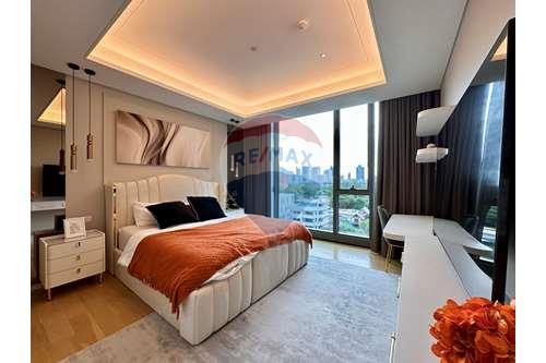 A beautiful fully furnished unit at BAAN SINDHORN.